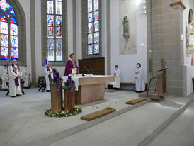 Bischof Dr. Michael Gerber besucht St. Crescentius (Foto: Karl-Franz Thiede)